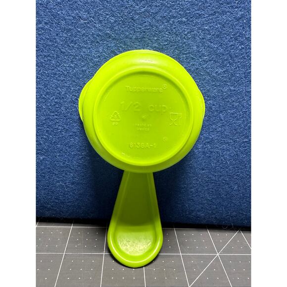 Nested Green Tupperware Measuring Cups with Curved Green Handle Set of 6 - Picture 4 of 10